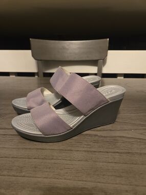 Crocs Leigh II Wedge Heel Women Size 10 Gray Double Strap Sandals 202512